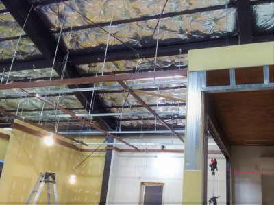 吊り下げられた板